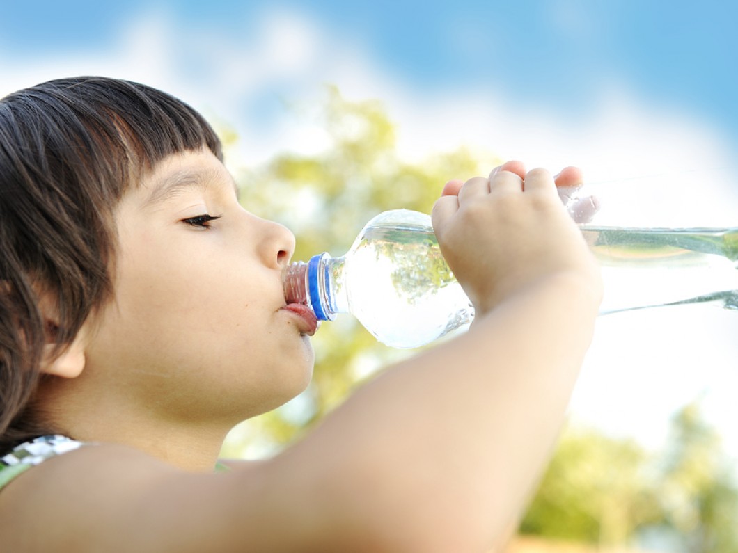 Child-drinking-pure-water-in-n-15442046.jpg